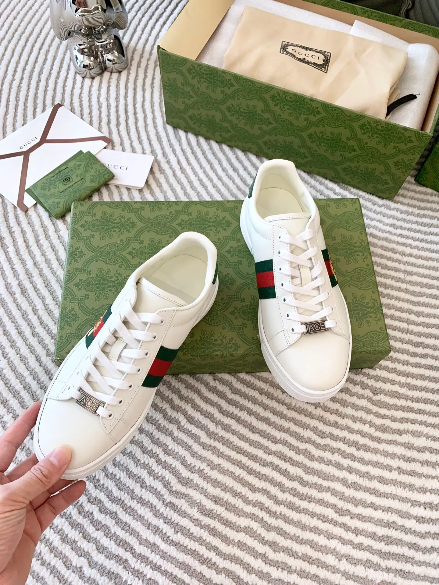 👟👟Ex-factory price 540👟👟 Men's size +10 Top version: Gucci G family classic Ace series Embroidery Little Bee White Shoes Couple Style Ribbon Love Casual Sports Shoes Sneakers Original Purchase Development Production This brand's classic low-top sports shoes interweave golden embroidered bees with red and green webbing. The bee is a classic element of the brand. It appeared in the Gucci ready-to-wear series in the 1970s. Exquisite packaging at the delivery counter🛍📦 ▪️Fabrics: Original custom imported first-layer cowhide ▪️Foots: Original custom cowhide lining ▪️Sole: Original open-molded rubber non-slip material ▪️Sole thickness: 2.5CM ▪️Size: Women's 34-41 (customized 34/41) ▪️Size: Men's 38-46 (38/46 customized)